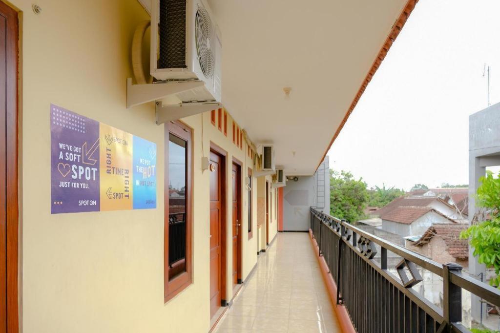 Oyo 2826 Panderman Residence Blitar Exterior foto